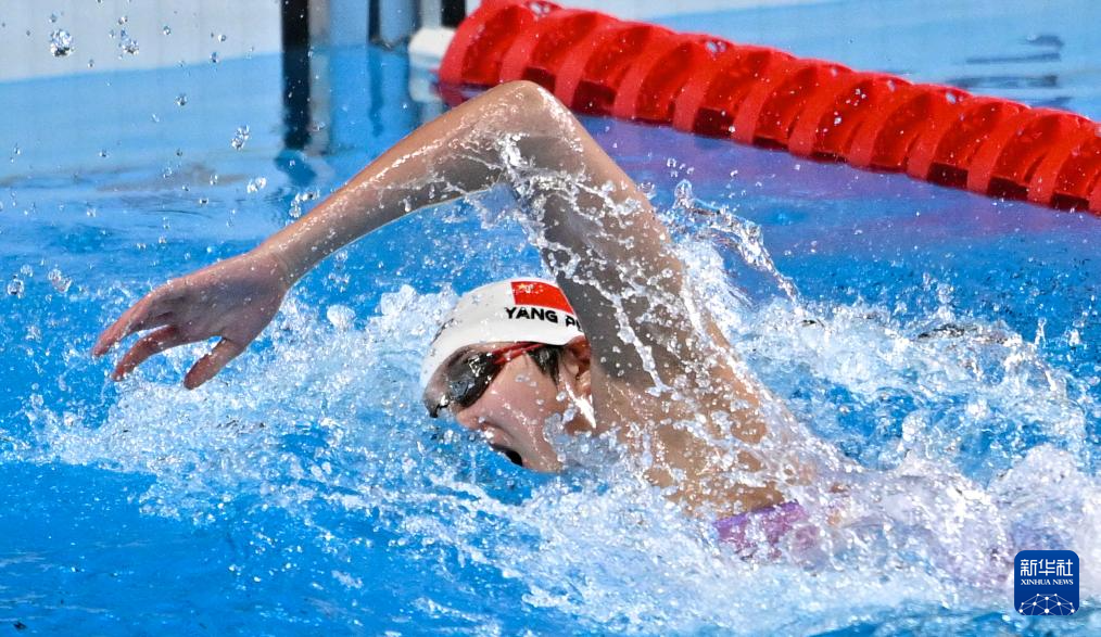 关于拼尽全力！女子游泳决赛选手奋力划水争夺的信息