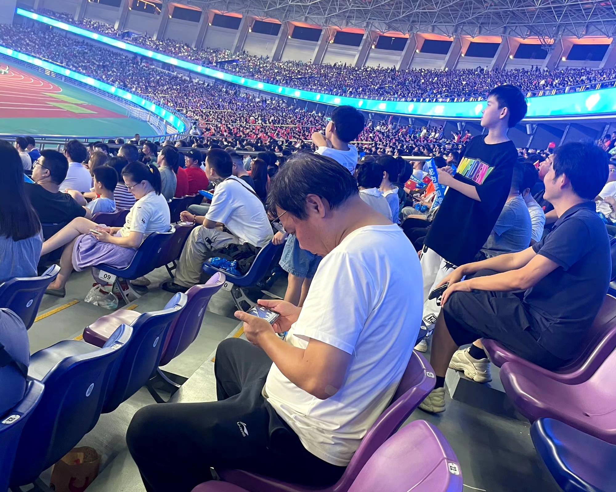 精彩瞬间总在比赛中，吸引万千球迷视线